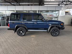 Toyota Land Cruiser 76 2.8GD-6 station wagon VX - Image 3