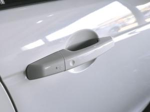 Land Rover Discovery Sport D200 R-Dynamic HSE - Image 8