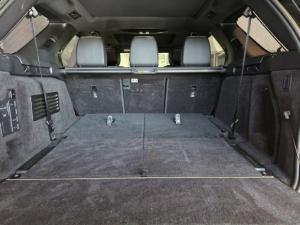 Land Rover Discovery D300 R-Dynamic SE - Image 11