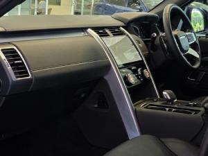 Land Rover Discovery D300 R-Dynamic SE - Image 13