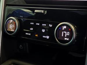 Land Rover Discovery D300 R-Dynamic SE - Image 28