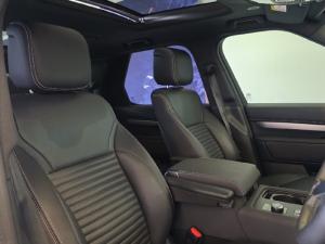 Land Rover Discovery D300 R-Dynamic SE - Image 32