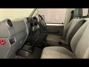 Toyota Land Cruiser 79 4.5D-4D LX V8 single cab - Image 7