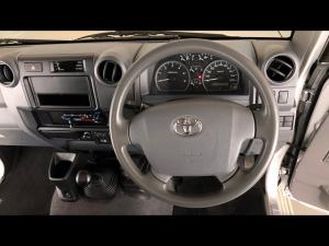 Toyota Land Cruiser 79 4.5D-4D LX V8 single cab - Image 8