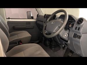 Toyota Land Cruiser 79 4.5D-4D LX V8 single cab - Image 10