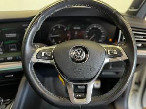 Volkswagen Touareg 3.0 TDI V6 Executive - Image 11
