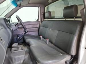 Nissan NP300 Hardbody 2.5TDi (aircon) - Image 8