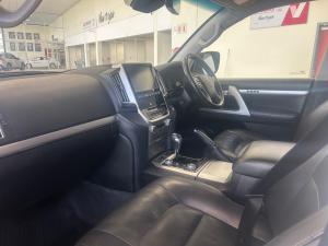 Toyota Land Cruiser 200 4.5D-4D V8 VX-R - Image 7