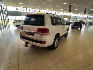 Toyota Land Cruiser 200 4.5D-4D V8 VX-R - Image 2