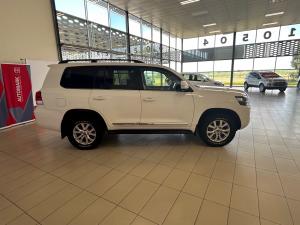 Toyota Land Cruiser 200 4.5D-4D V8 VX-R - Image 3