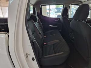 Nissan Navara 2.5DDTI SE Plus automatic D/C - Image 10