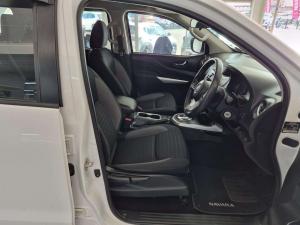 Nissan Navara 2.5DDTI SE Plus automatic D/C - Image 9