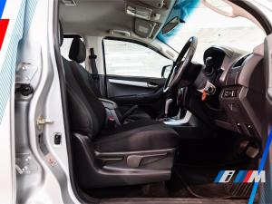 Isuzu KB 300D-Teq double cab LX Midnite Edition auto - Image 11