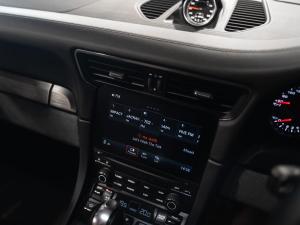 Porsche 911 Carrera GTS coupe - Image 20