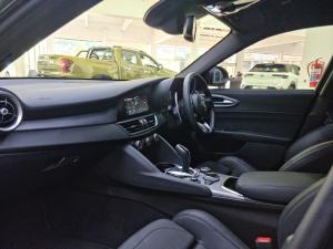 Alfa Romeo Giulia 2.0T Veloce - Image 12