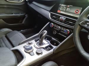 Alfa Romeo Giulia 2.0T Veloce - Image 22
