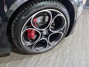 Alfa Romeo Giulia 2.0T Veloce - Image 7