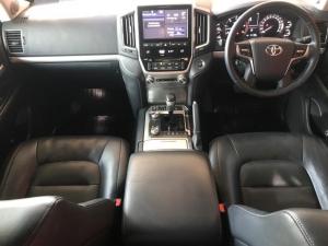 Toyota Land Cruiser 200 4.5D-4D V8 VX-R - Image 10