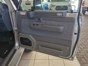 Toyota Land Cruiser 79 4.5D-4D LX V8 single cab - Image 10