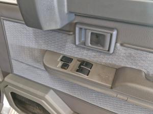 Toyota Land Cruiser 79 4.5D-4D LX V8 single cab - Image 11