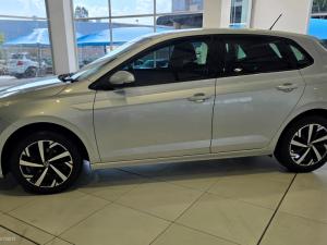 Volkswagen Polo hatch 1.0TSI Life manual - Image 4