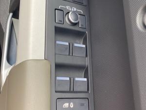 Land Rover Defender 110 D300 X-Dynamic HSE - Image 15