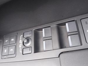 Land Rover Defender 110 D250 X-Dynamic SE - Image 15