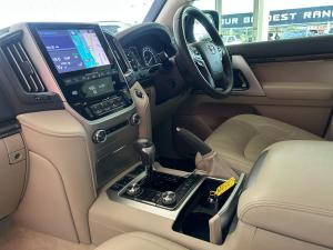 Toyota Land Cruiser 200 4.5D-4D V8 VX-R - Image 12