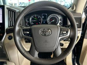 Toyota Land Cruiser 200 4.5D-4D V8 VX-R - Image 13