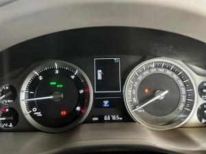 Toyota Land Cruiser 200 4.5D-4D V8 VX-R - Image 14
