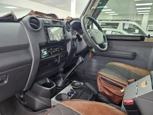 Toyota Land Cruiser 79 4.5D-4D V8 double cab LX 70th Anniversary - Image 7