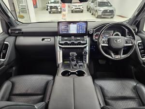 Toyota Land Cruiser 300 3.3D GR-Sport - Image 6