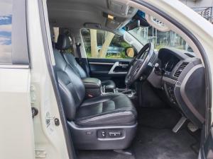 Toyota Land Cruiser 200 4.5D-4D V8 VX-R - Image 7