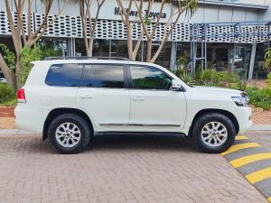 Toyota Land Cruiser 200 4.5D-4D V8 VX-R - Image 3