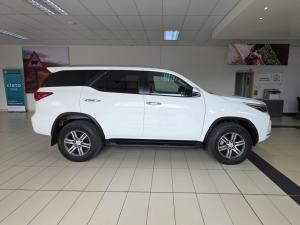 Toyota Fortuner 2.4GD-6 manual - Image 3