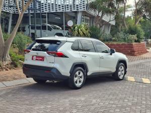 Toyota RAV4 2.0 GX auto - Image 2