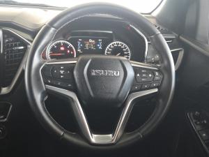 Isuzu D-Max 3.0TD double cab V-Cross 4x4 - Image 8