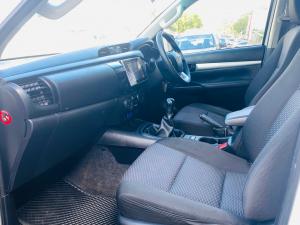 Toyota Hilux 2.4GD-6 double cab 4x4 Raider manual - Image 7