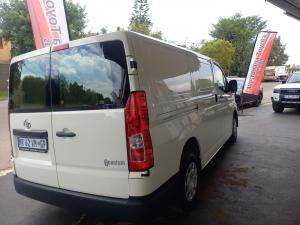 Toyota Quantum 2.8 LWB panel van manual - Image 2