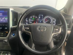Toyota Land Cruiser 200 4.5D-4D V8 VX-R - Image 8