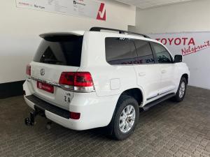 Toyota Land Cruiser 200 4.5D-4D V8 VX-R - Image 2