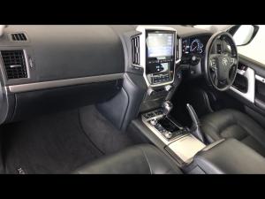 Toyota Land Cruiser 200 4.5D-4D V8 VX-R - Image 7