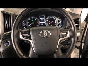 Toyota Land Cruiser 200 4.5D-4D V8 VX-R - Image 8