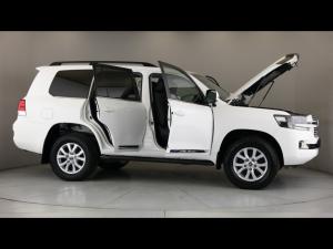 Toyota Land Cruiser 200 4.5D-4D V8 VX-R - Image 30