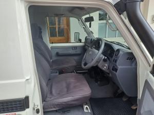 Toyota Land Cruiser 79 4.5D-4D LX V8 single cab - Image 7