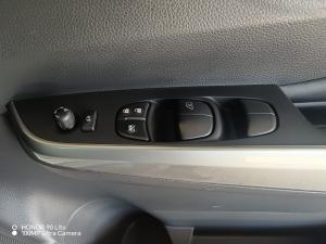 Nissan Navara 2.5DDTI LE/LE Plus automatic D/C - Image 19