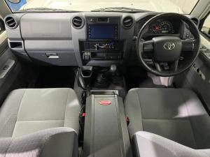 Toyota Land Cruiser 76 2.8GD-6 station wagon LX manual - Image 13