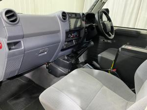 Toyota Land Cruiser 76 2.8GD-6 station wagon LX manual - Image 14