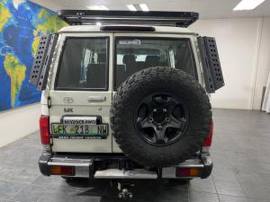 Toyota Land Cruiser 76 2.8GD-6 station wagon LX manual - Image 6