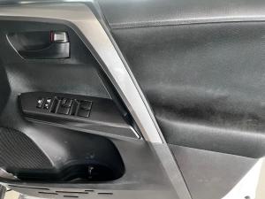 Toyota RAV4 2.0 GX auto - Image 7